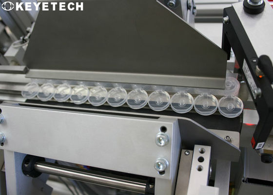 Машина визуального контроля пластиковых крышек из полипропилена (PP) отбраковывает изделия с черными пятнами и дефектами вспышки