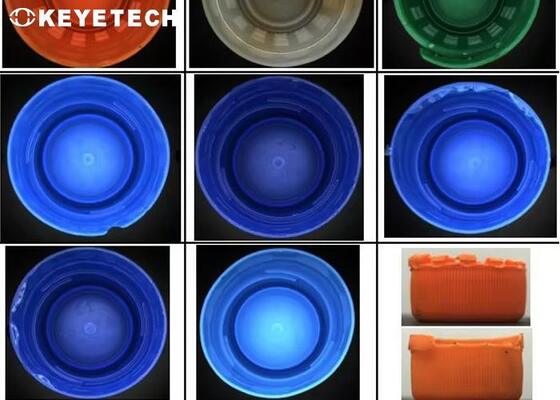 Машина визуального контроля пластиковых крышек из полипропилена (PP) отбраковывает изделия с черными пятнами и дефектами вспышки